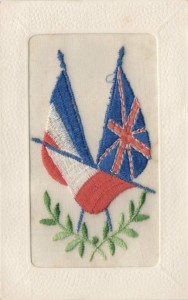 Carte Postale Ancienne brodée - drapeaux français et anglais